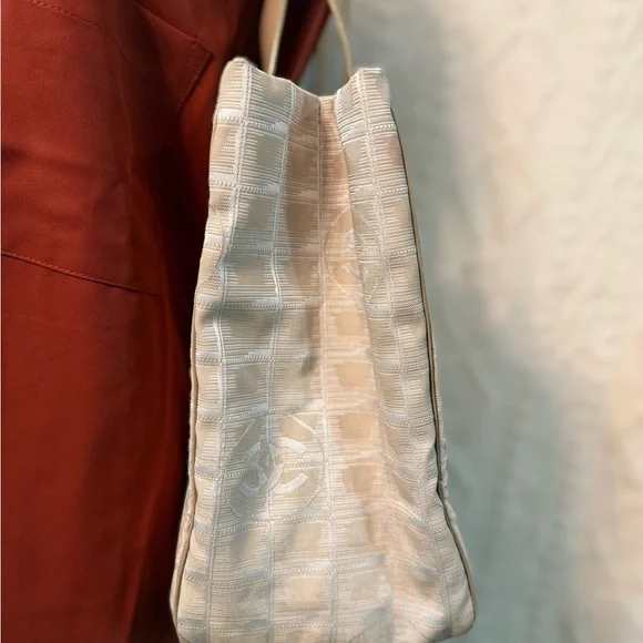 CHANEL Tote - Picture 6 of 15